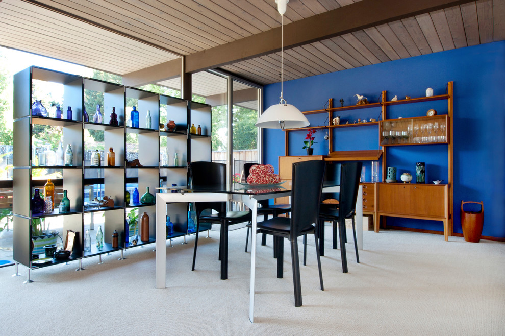 Стильный дизайн: столовая в стиле ретро с синими стенами, ковровым покрытием и белым полом - последний тренд
