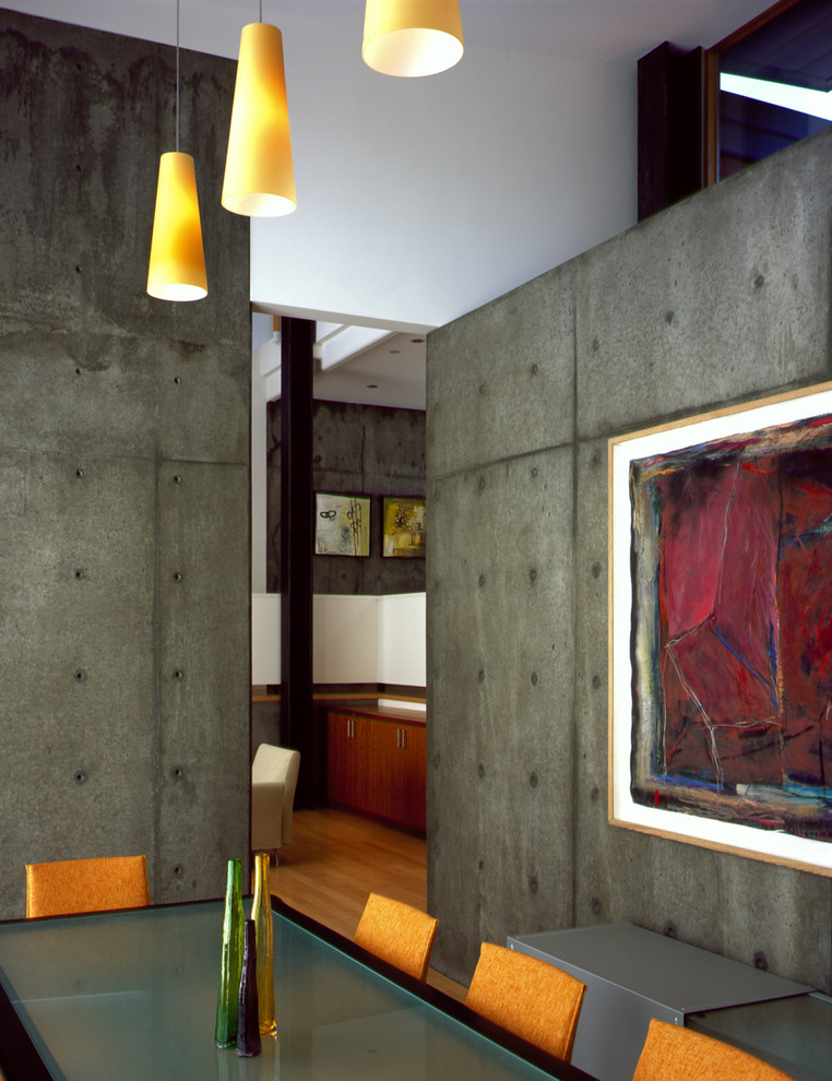 Cette photo montre une salle à manger moderne avec un mur blanc, parquet clair et un sol marron.
