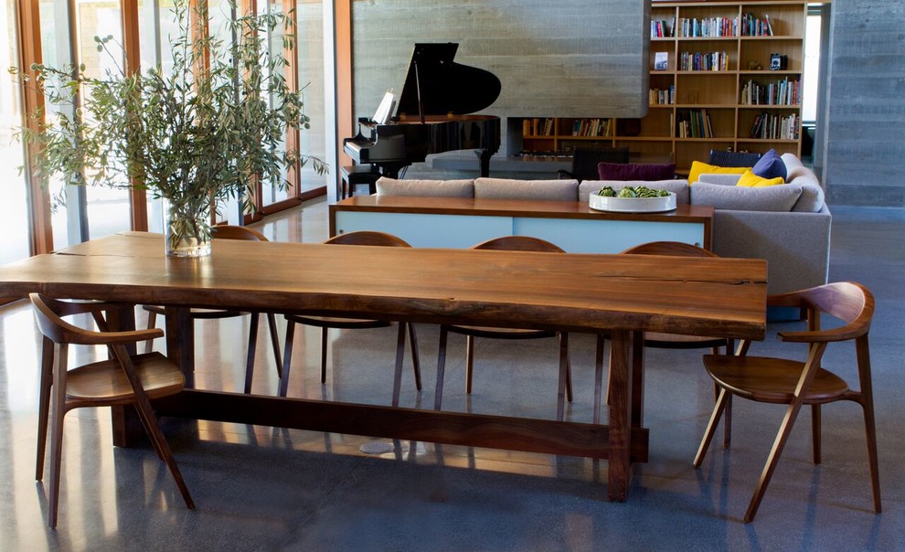 Источник вдохновения для домашнего уюта: большая гостиная-столовая в стиле модернизм с бетонным полом и серым полом без камина
