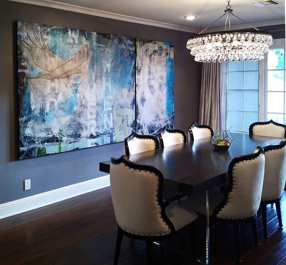 Idée de décoration pour une grande salle à manger ouverte sur la cuisine design avec un mur gris, parquet foncé et un sol marron.