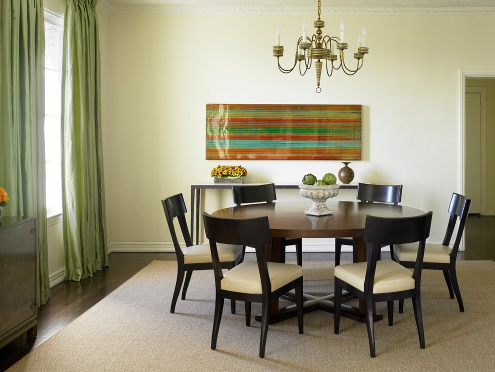Diseño de comedor clásico renovado, grande, cerrado, sin chimenea, con paredes beige y suelo de madera oscura