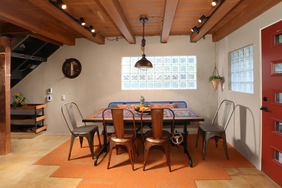 Свежая идея для дизайна: гостиная-столовая среднего размера в стиле лофт с бежевыми стенами и полом из сланца - отличное фото интерьера