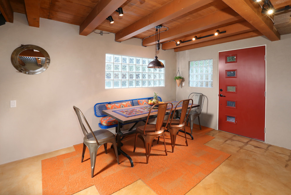 Imagen de comedor industrial de tamaño medio abierto con paredes beige y suelo de baldosas de terracota