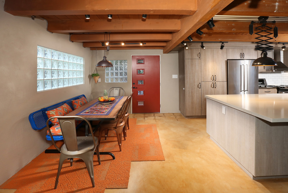 Aménagement d'une salle à manger ouverte sur le salon industrielle de taille moyenne avec un mur beige et un sol en ardoise.