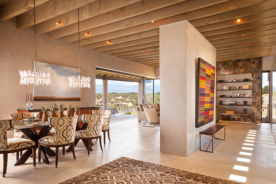 Ispirazione per una sala da pranzo aperta verso il soggiorno design di medie dimensioni con pareti beige e pavimento in pietra calcarea