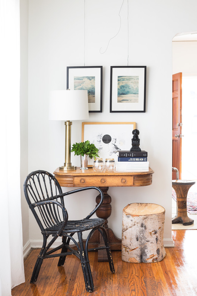 Imagen de comedor bohemio pequeño con paredes blancas y suelo de madera en tonos medios