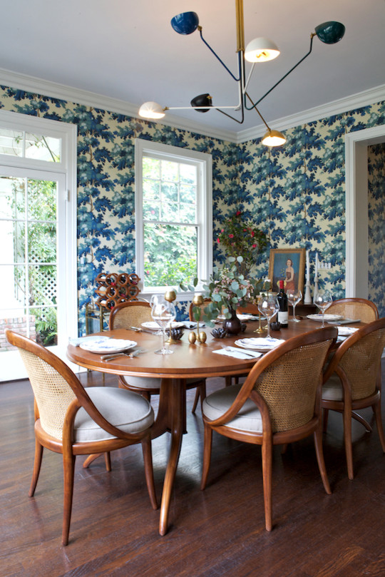Imagen de comedor de cocina tradicional renovado de tamaño medio con paredes azules y suelo de madera oscura