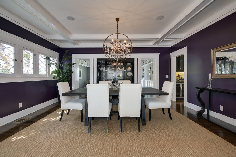 Foto di una sala da pranzo american style chiusa e di medie dimensioni con pareti viola, parquet scuro, nessun camino e pavimento marrone