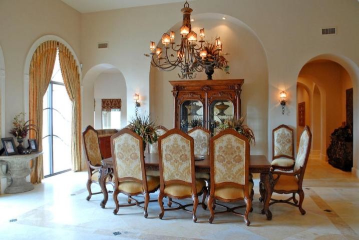 Immagine di un'ampia sala da pranzo mediterranea con pareti beige e pavimento in travertino