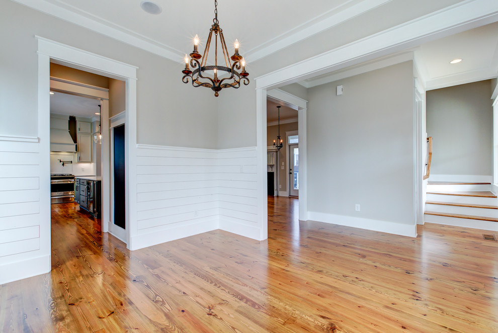 Offenes, Mittelgroßes Landhaus Esszimmer ohne Kamin mit grauer Wandfarbe, braunem Holzboden und braunem Boden in Raleigh