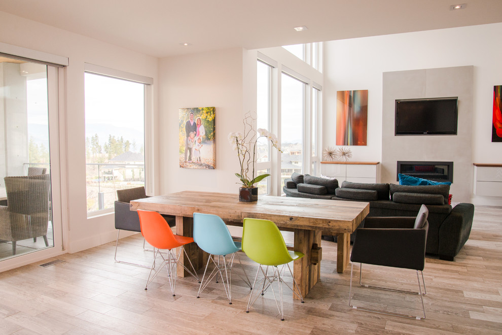Mittelgroße Moderne Wohnküche mit weißer Wandfarbe, Porzellan-Bodenfliesen, Kamin, Kaminumrandung aus Beton und braunem Boden in Sonstige