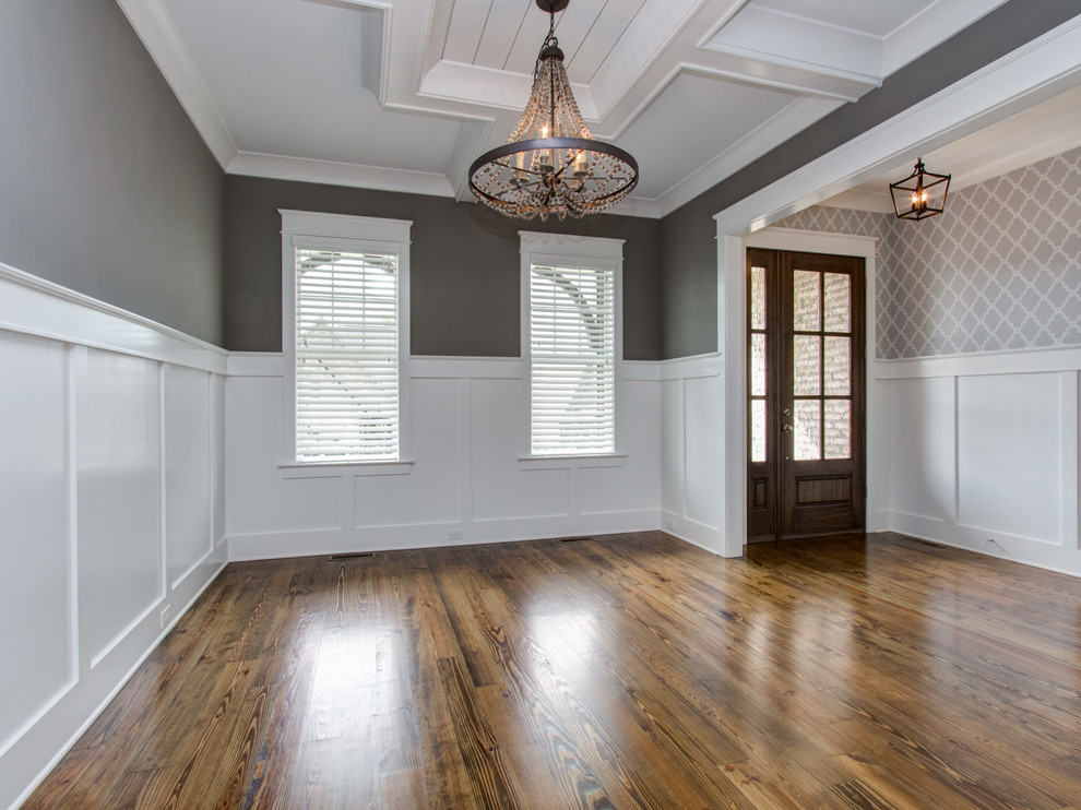 Geschlossenes, Mittelgroßes Klassisches Esszimmer mit grauer Wandfarbe, braunem Holzboden und braunem Boden in Sonstige