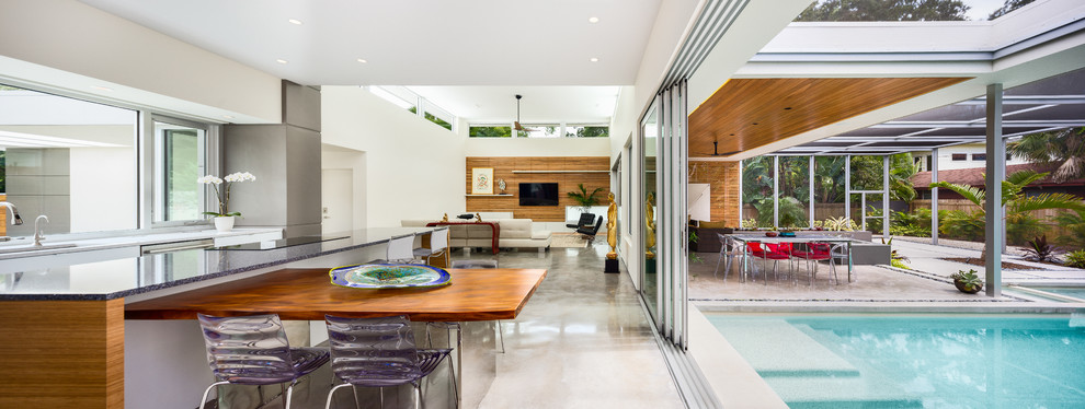 Ispirazione per una piccola sala da pranzo aperta verso il soggiorno moderna con pavimento in cemento, pavimento grigio e soffitto a cassettoni