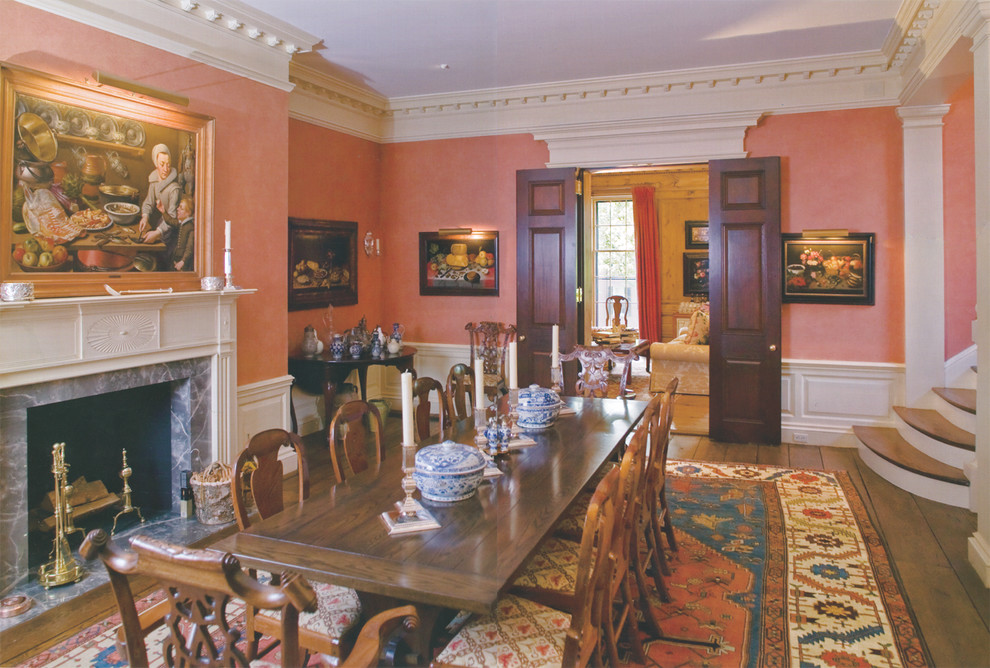 Пример оригинального дизайна: отдельная столовая среднего размера в викторианском стиле с розовыми стенами, паркетным полом среднего тона, стандартным камином, фасадом камина из камня и коричневым полом
