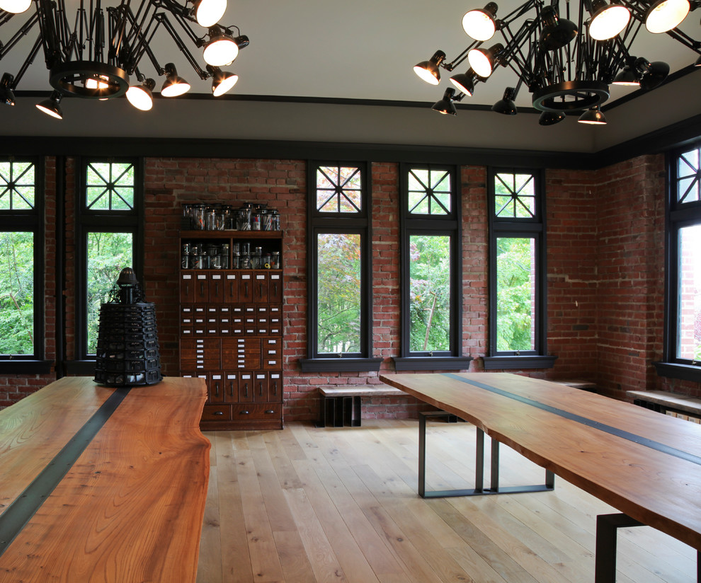 Cette photo montre une salle à manger tendance avec un sol en bois brun.