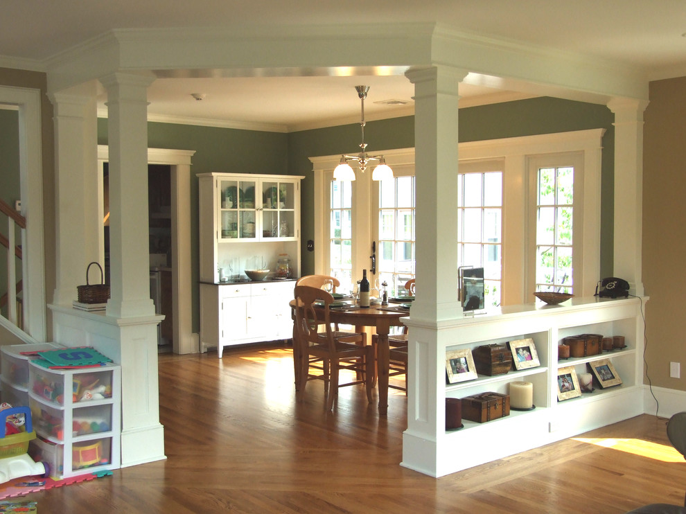 Пример оригинального дизайна: гостиная-столовая среднего размера в классическом стиле с зелеными стенами, паркетным полом среднего тона и бежевым полом без камина