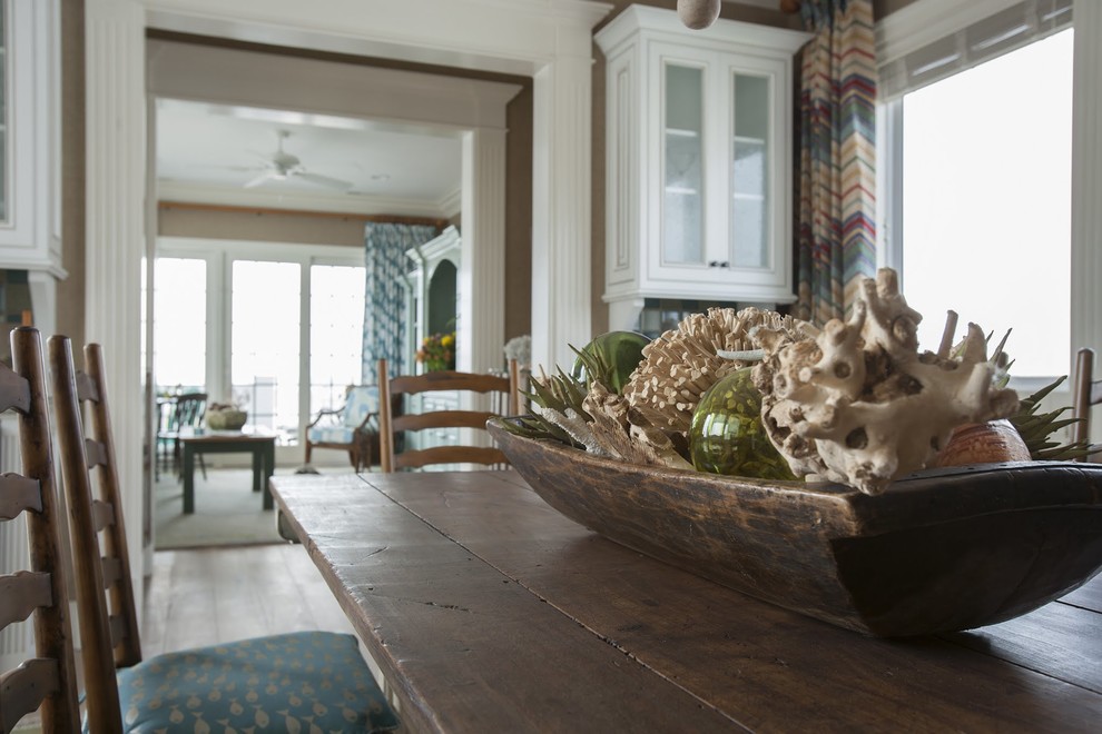 Imagen de comedor marinero de tamaño medio cerrado sin chimenea con paredes marrones y suelo de madera en tonos medios