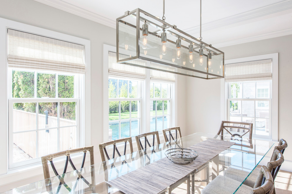 Ispirazione per una sala da pranzo aperta verso la cucina costiera di medie dimensioni con pareti grigie, parquet chiaro e pavimento grigio