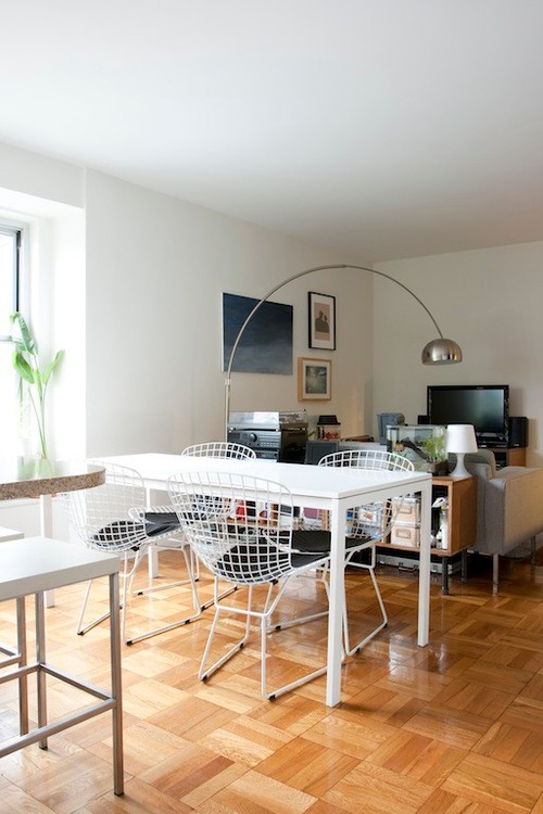 Idée de décoration pour une petite salle à manger ouverte sur la cuisine vintage avec un mur blanc, un sol en bois brun et un sol marron.