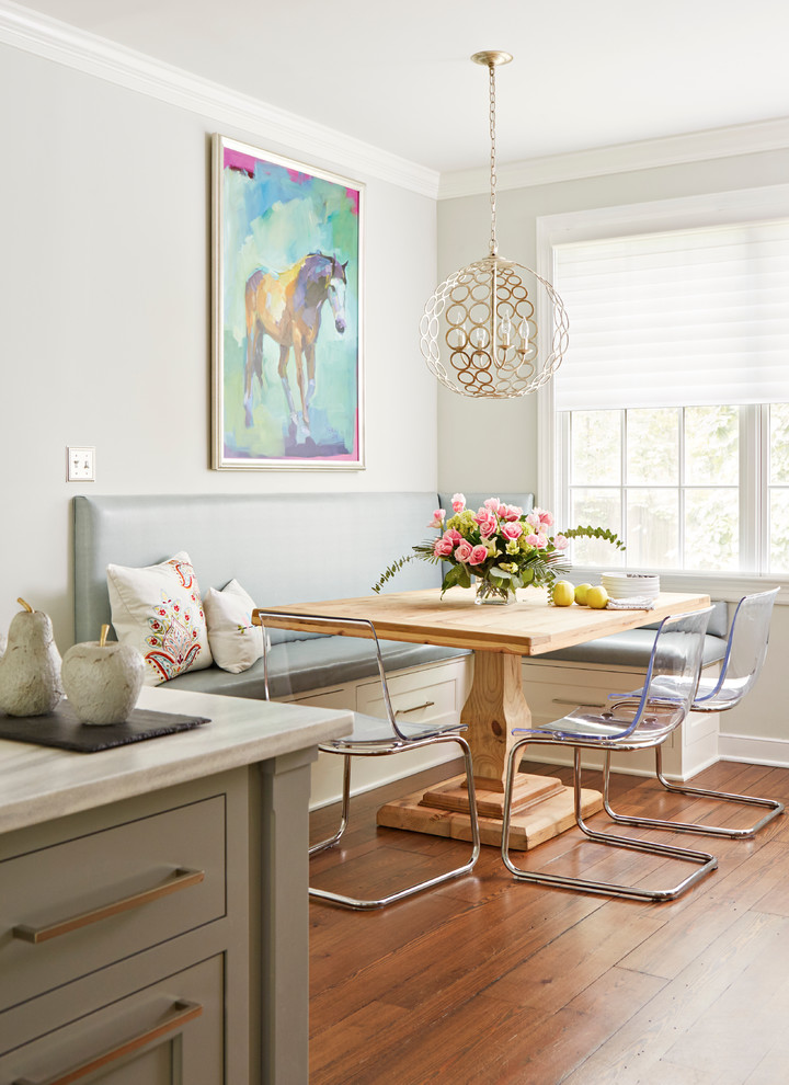 Inspiration pour une salle à manger ouverte sur la cuisine traditionnelle avec un mur gris et un sol en bois brun.