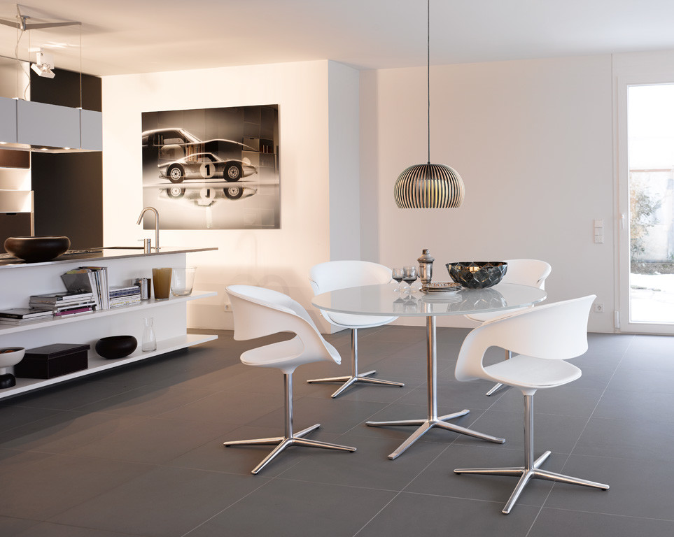 Ejemplo de comedor minimalista de tamaño medio abierto con paredes blancas, suelo de baldosas de porcelana y suelo gris