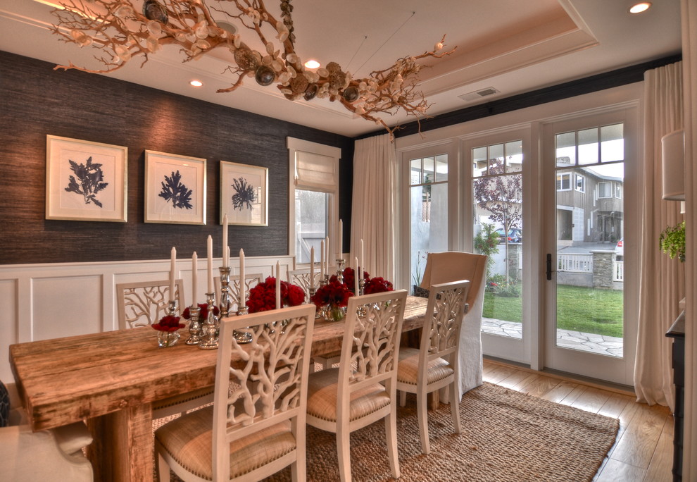 Inspiration for a timeless dining room remodel in Los Angeles