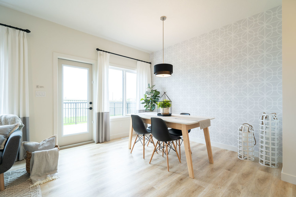 На фото: гостиная-столовая среднего размера в скандинавском стиле с серыми стенами, светлым паркетным полом и бежевым полом без камина с