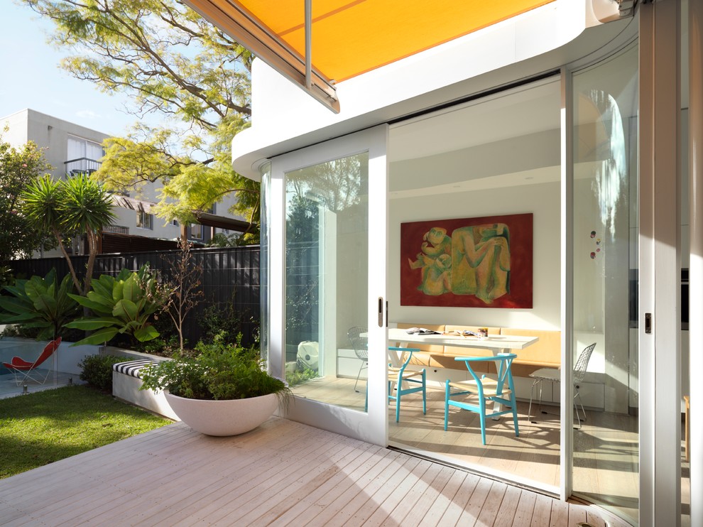Kleine Moderne Wohnküche ohne Kamin mit weißer Wandfarbe und hellem Holzboden in Sydney