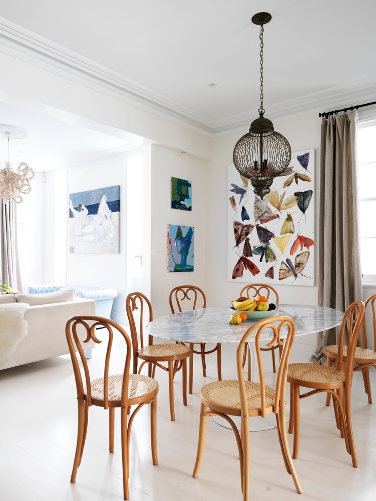 Immagine di una sala da pranzo aperta verso il soggiorno contemporanea di medie dimensioni con pareti bianche e nessun camino