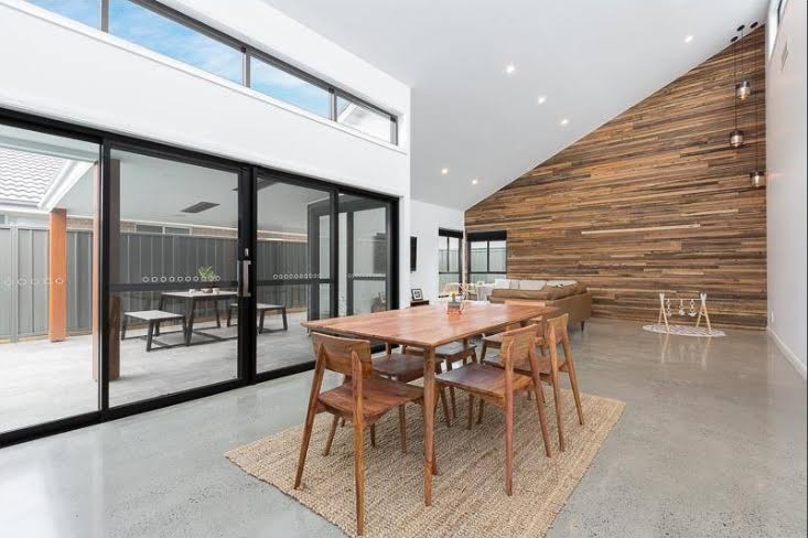 Offenes, Mittelgroßes Modernes Esszimmer ohne Kamin mit weißer Wandfarbe und Betonboden in Sydney
