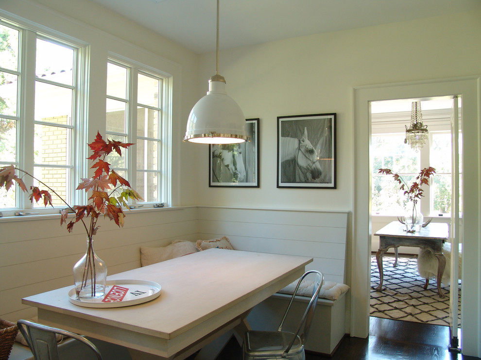Imagen de comedor contemporáneo con paredes beige y suelo de madera oscura