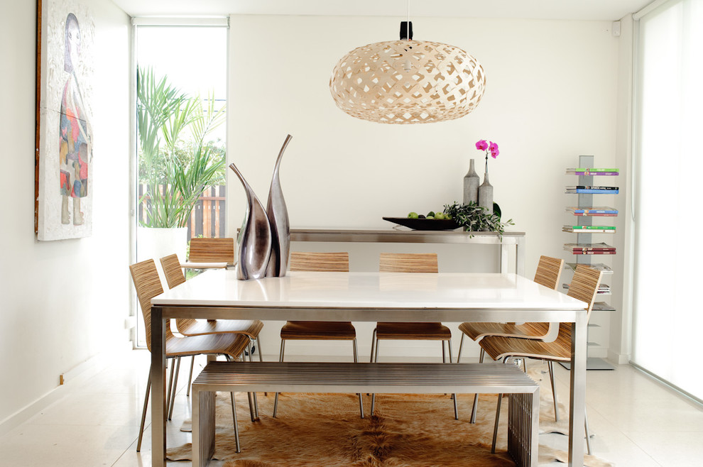 Свежая идея для дизайна: кухня-столовая среднего размера в современном стиле с белыми стенами без камина - отличное фото интерьера