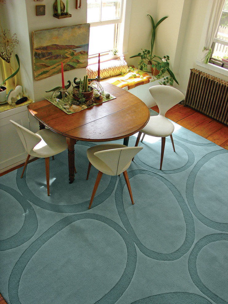 Modernes Esszimmer mit weißer Wandfarbe und braunem Holzboden in Portland Maine