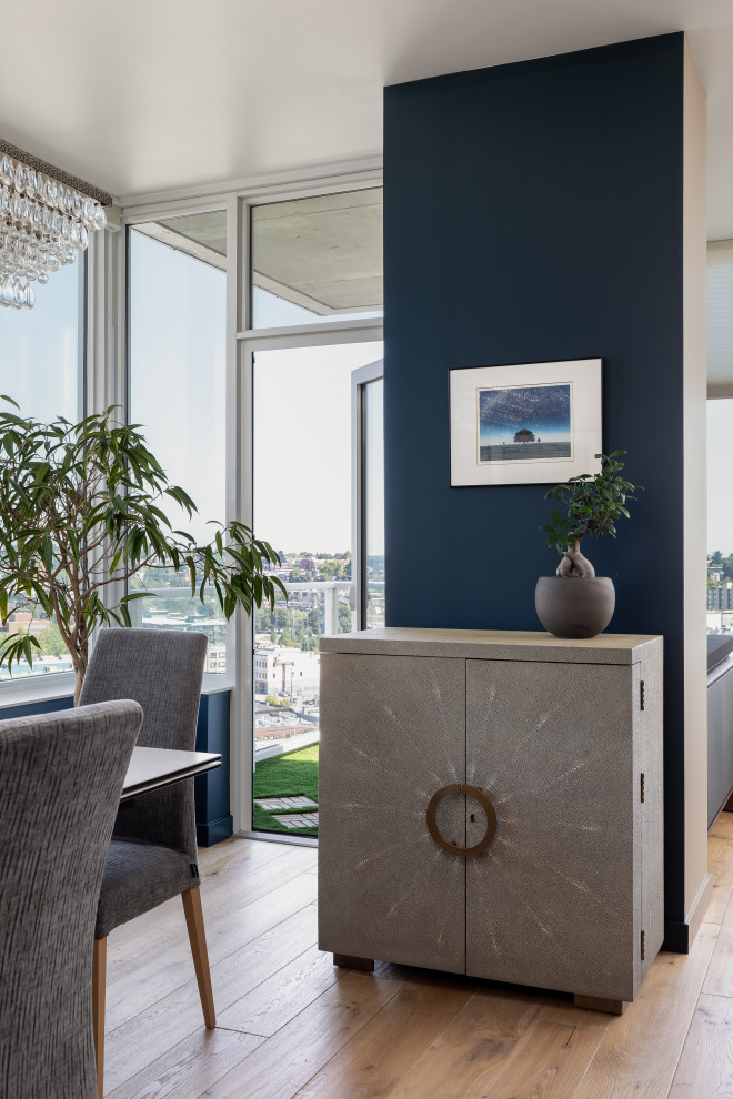 Esempio di una sala da pranzo aperta verso il soggiorno contemporanea di medie dimensioni con pareti blu, pavimento in vinile e pavimento beige