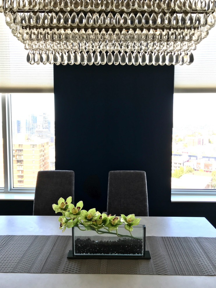 Свежая идея для дизайна: гостиная-столовая среднего размера в современном стиле с синими стенами, полом из винила и бежевым полом - отличное фото интерьера