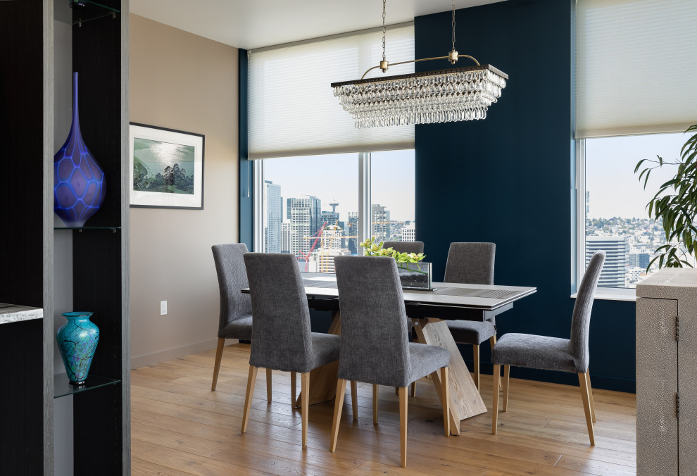 На фото: гостиная-столовая среднего размера в современном стиле с синими стенами, полом из винила и бежевым полом