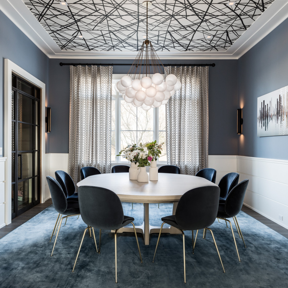 Стильный дизайн: столовая в современном стиле с серыми стенами, темным паркетным полом, коричневым полом, потолком с обоями и панелями на стенах - последний тренд