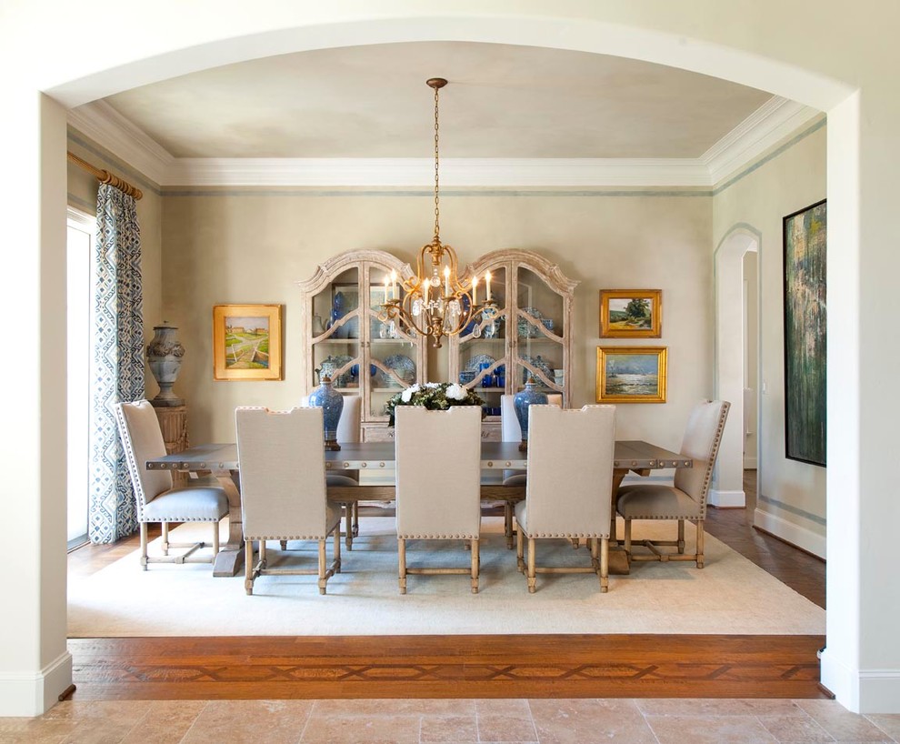 Cette image montre une rideau de salle à manger traditionnelle fermée avec un mur beige et un sol en bois brun.