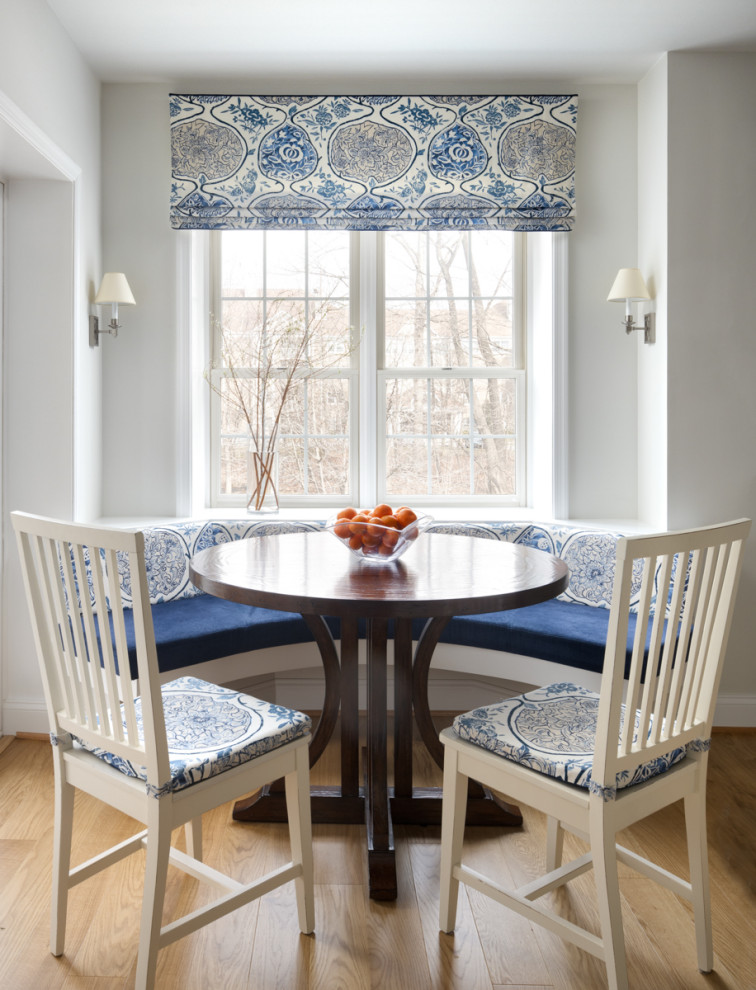 Inspiration pour une salle à manger traditionnelle avec une banquette d'angle, un mur gris, parquet clair et un sol beige.
