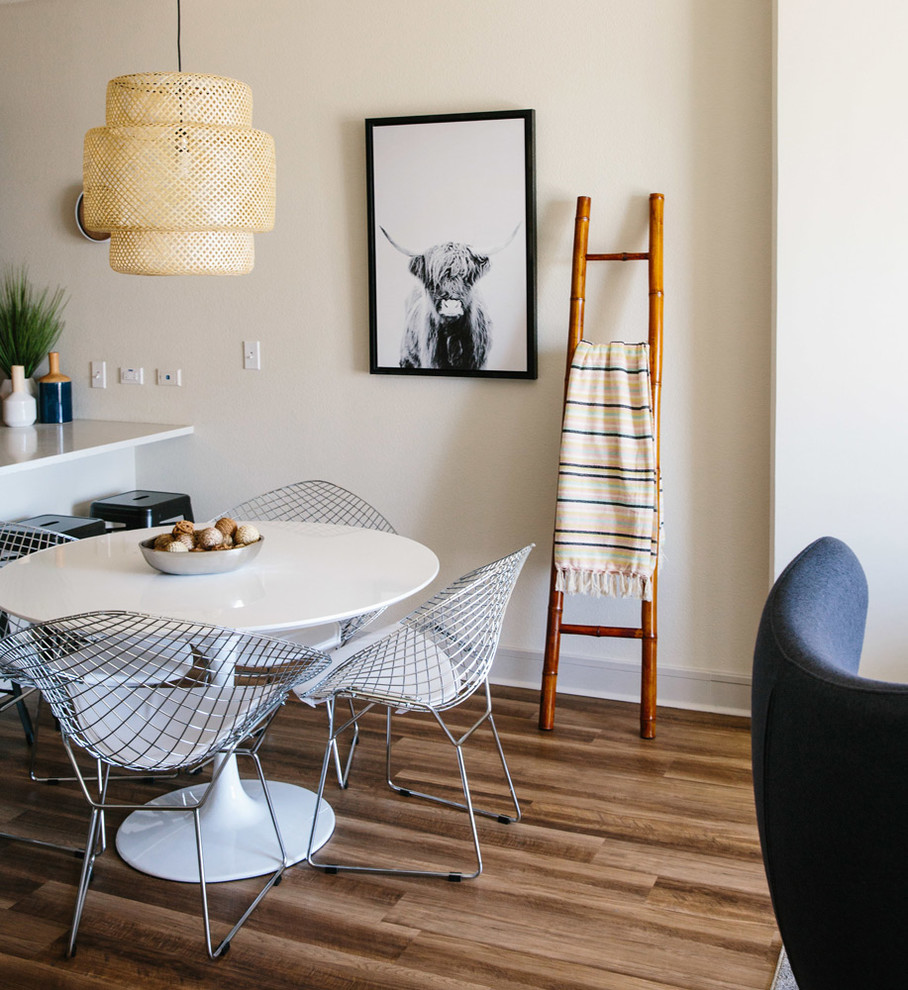 Источник вдохновения для домашнего уюта: гостиная-столовая в стиле фьюжн с белыми стенами, паркетным полом среднего тона и коричневым полом