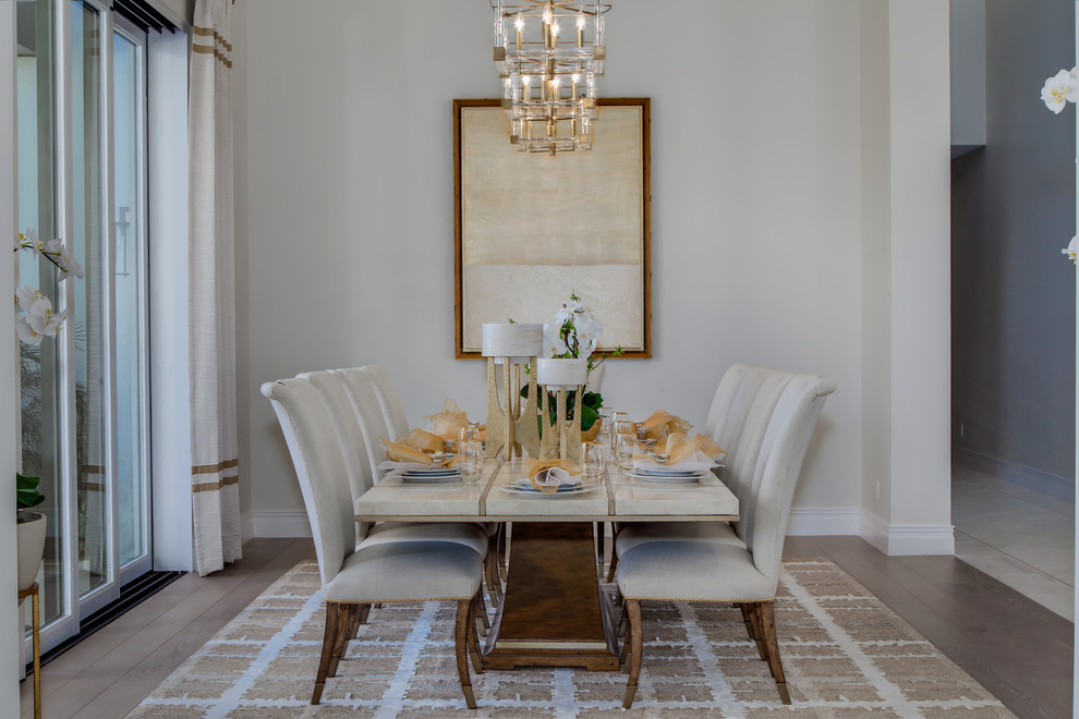 Esempio di una sala da pranzo contemporanea di medie dimensioni con pareti beige, parquet chiaro e pavimento marrone