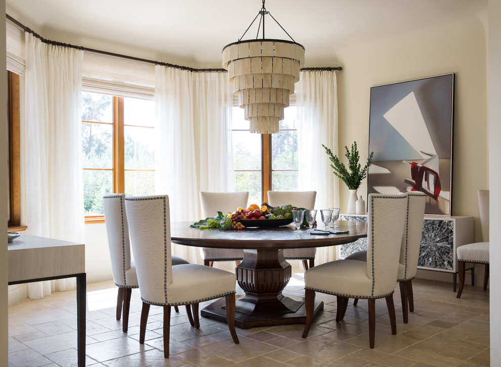 Idée de décoration pour une salle à manger méditerranéenne avec un mur beige et un sol marron.