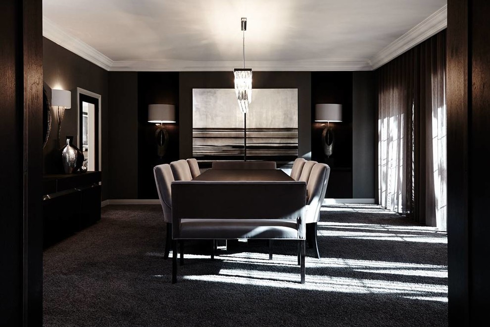 Ispirazione per una sala da pranzo minimalista chiusa con pareti nere, moquette e pavimento grigio
