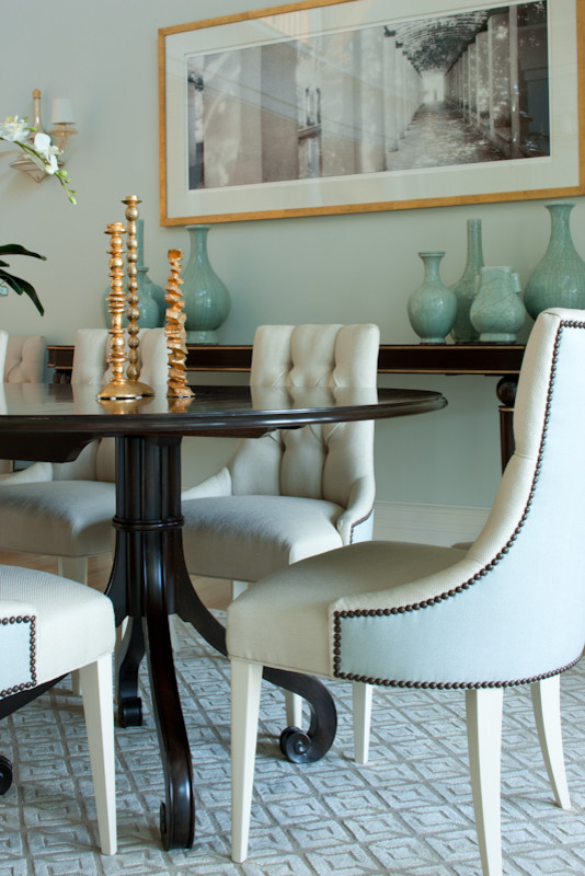 Стильный дизайн: большая гостиная-столовая в стиле неоклассика (современная классика) с синими стенами, светлым паркетным полом и бежевым полом без камина - последний тренд