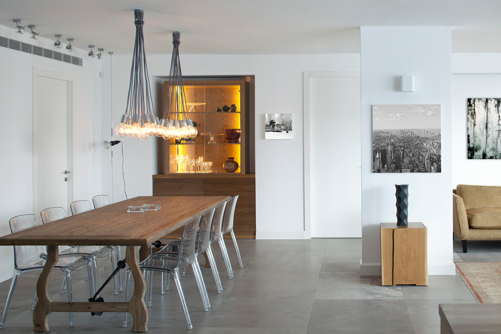 Idee per una sala da pranzo aperta verso la cucina design di medie dimensioni con pareti bianche e pavimento in ardesia
