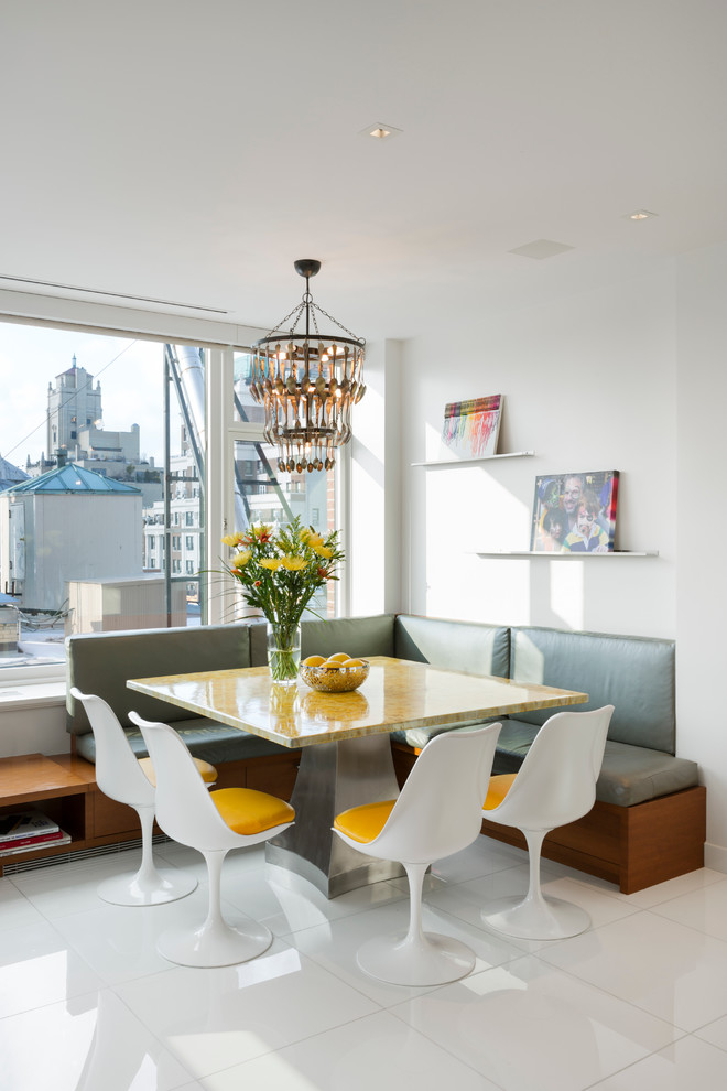 Immagine di un'ampia sala da pranzo aperta verso il soggiorno design con pareti bianche, pavimento in gres porcellanato e pavimento bianco