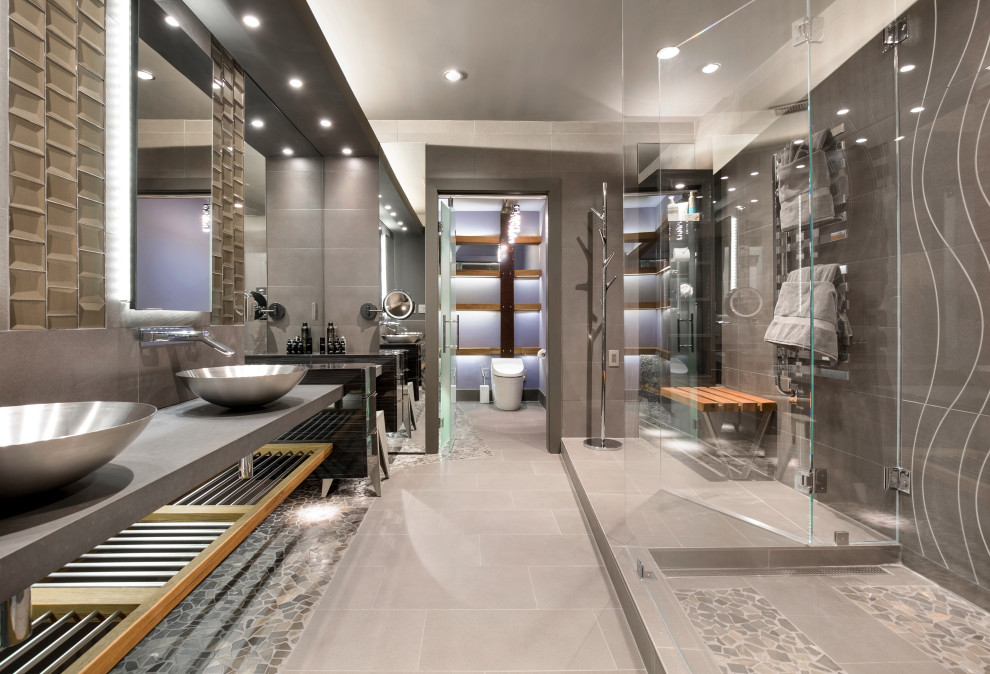 Imagen de cuarto de baño moderno de tamaño medio con paredes grises, suelo de madera clara y suelo gris