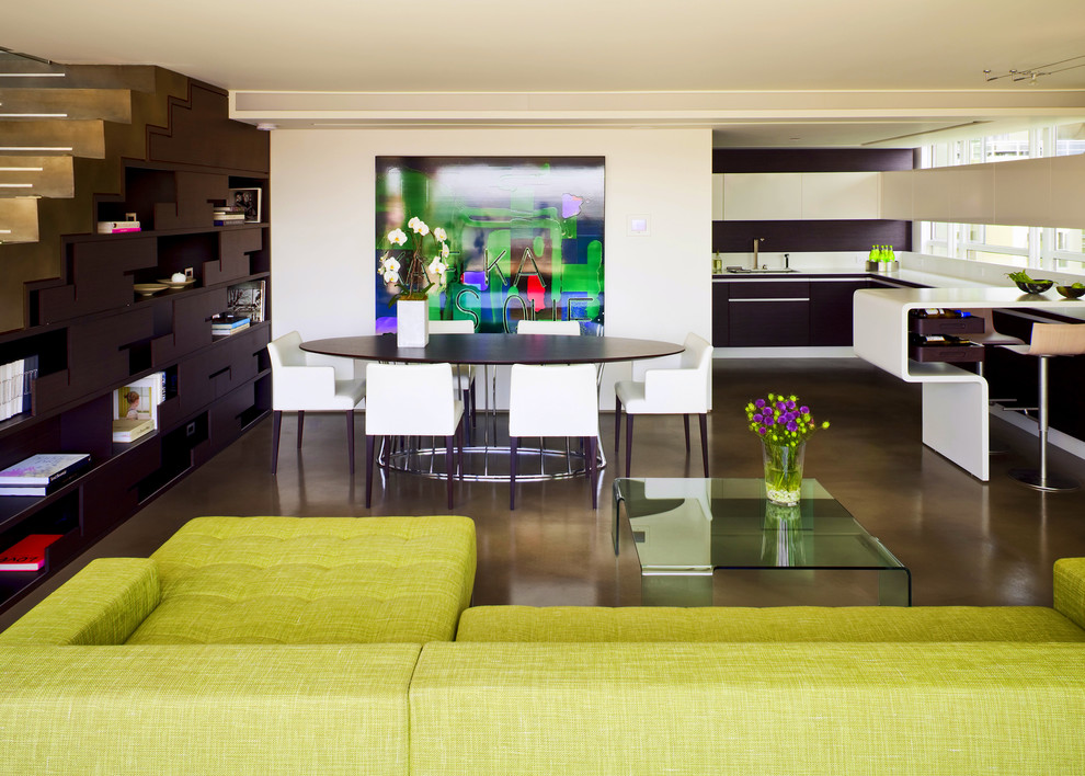 Стильный дизайн: гостиная-столовая в современном стиле с белыми стенами - последний тренд