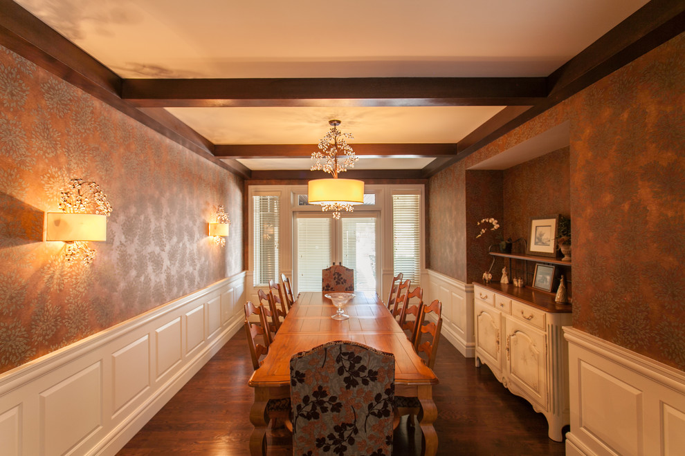 Idées déco pour une salle à manger classique fermée et de taille moyenne avec un mur multicolore et un sol en bois brun.