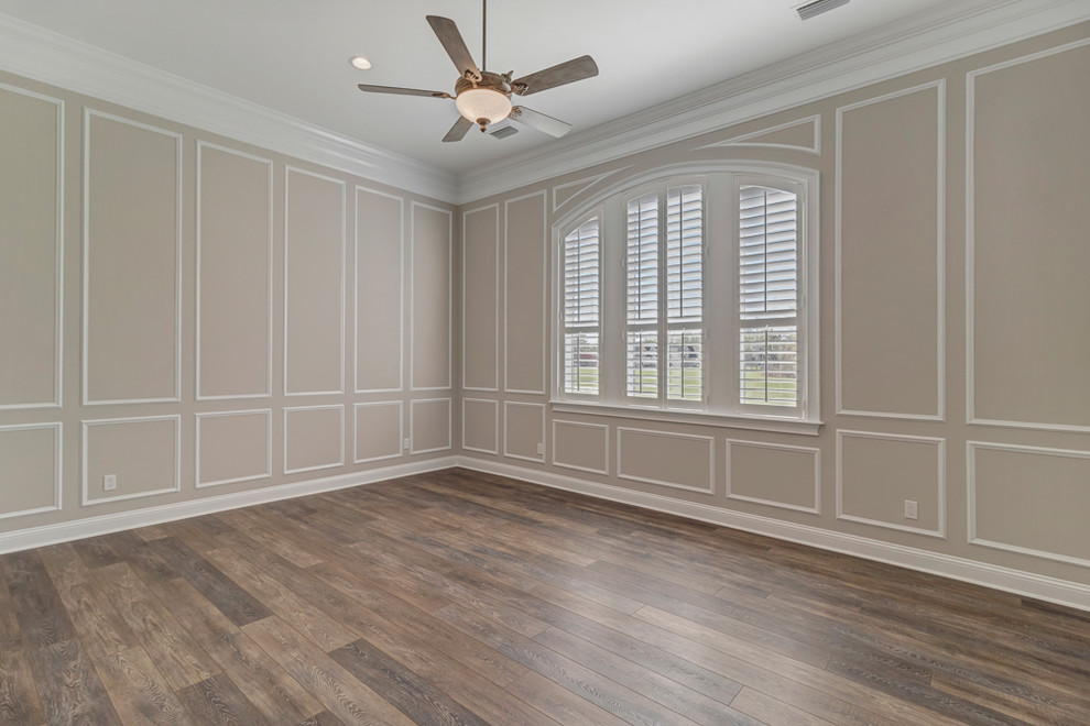 Große Landhaus Wohnküche mit grauer Wandfarbe, Vinylboden und braunem Boden in Jacksonville
